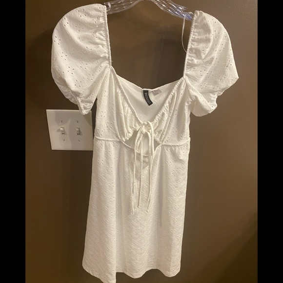 H&M Dresses & Skirts - Adorable XS off-white H&M eyelet cut-out dress